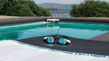 Una piscina al aire libre de temporada