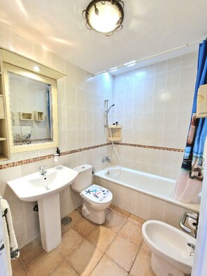 Shower, hair dryer, bidet, towels - Casa Kody - with BBQ, Fiber optic, private parking and silence.  (La Oliva)