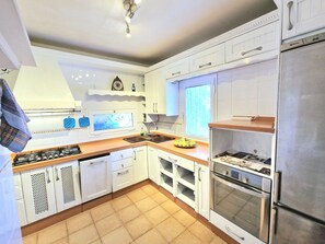 雪櫃、微波爐、焗爐、爐具