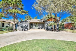 Exterior - Tranquil Terrace - 2BR 2BA - Walk to Tech (Lubbock)