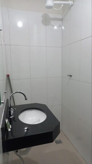 Ducha, toallas, jabón y champú