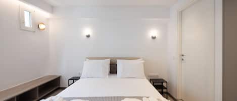 Habitación doble de diseñador | Ropa de cama hipoalergénica y escritorio