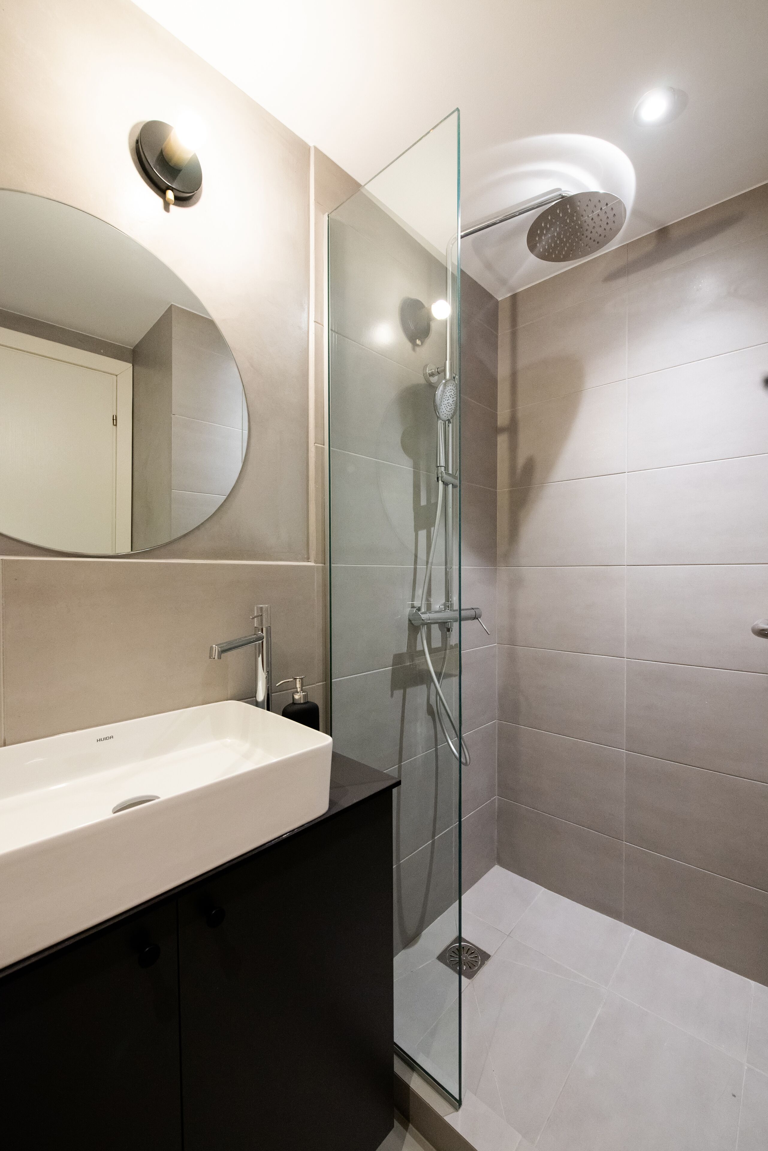 Design Double Room | Bathroom | Shower, rainfall showerhead, hair dryer