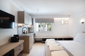 Design Double Room | Hypo-allergenic bedding, desk, laptop workspace, blackout curtains - Room Garden (Thessaloniki)