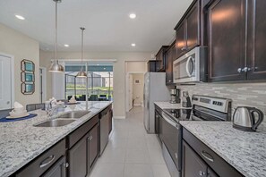 Fridge, microwave, oven, stovetop - 5 En-Suites | Close to Disney! (Davenport)
