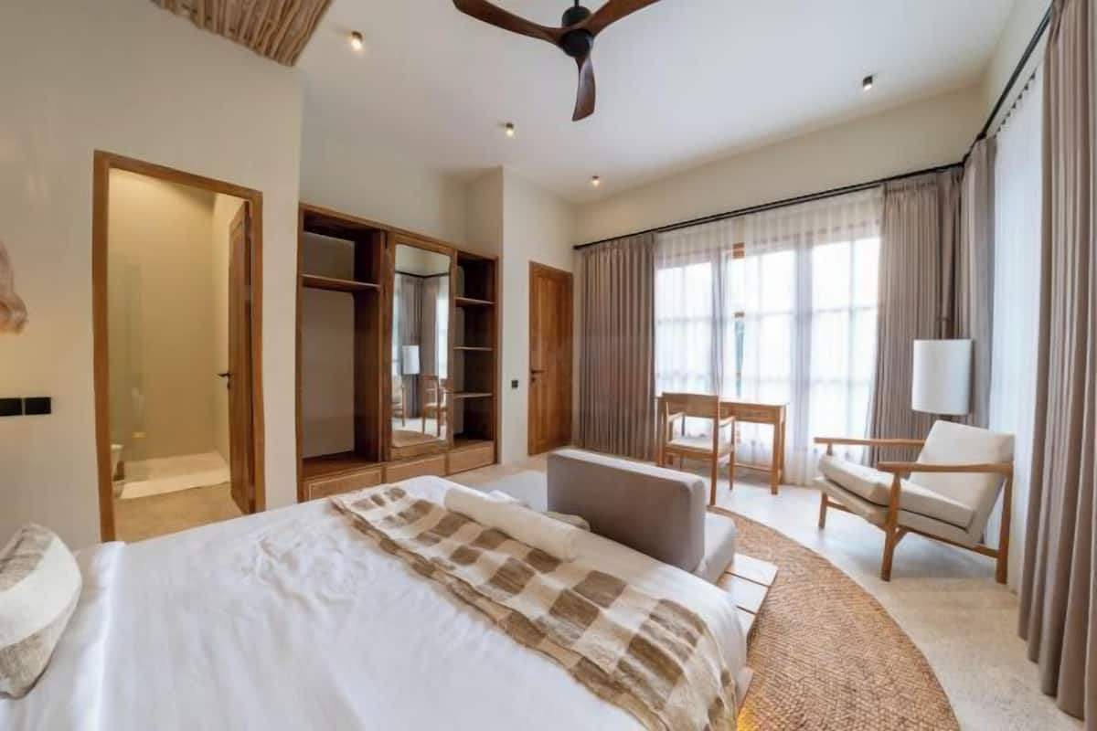 2 bedrooms, individually decorated, individually furnished, desk