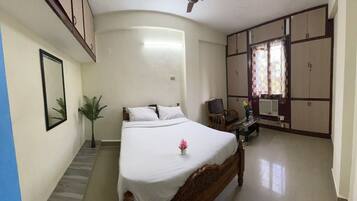 Superior Room | 1 bedroom, hypo-allergenic bedding, desk, free WiFi