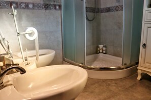 Dusche, Haartrockner, Bidet, Handtücher