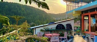Hostel Hikers World
