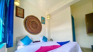 Un dormitorio con cama, almohadas, un tapiz y una cita inspiradora.