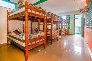 Dormitorio compartido clásico | 1 habitación, wifi gratis y ropa de cama 