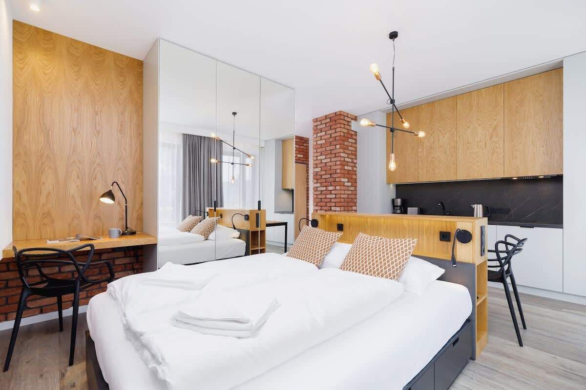 Desk, iron/ironing board, WiFi, bed sheets