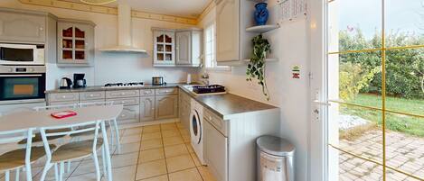 Refrigerador, microondas, horno y cafetera y tetera