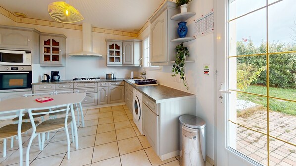 Køleskab, mikrobølgeovn, ovn, kaffe-/temaskine