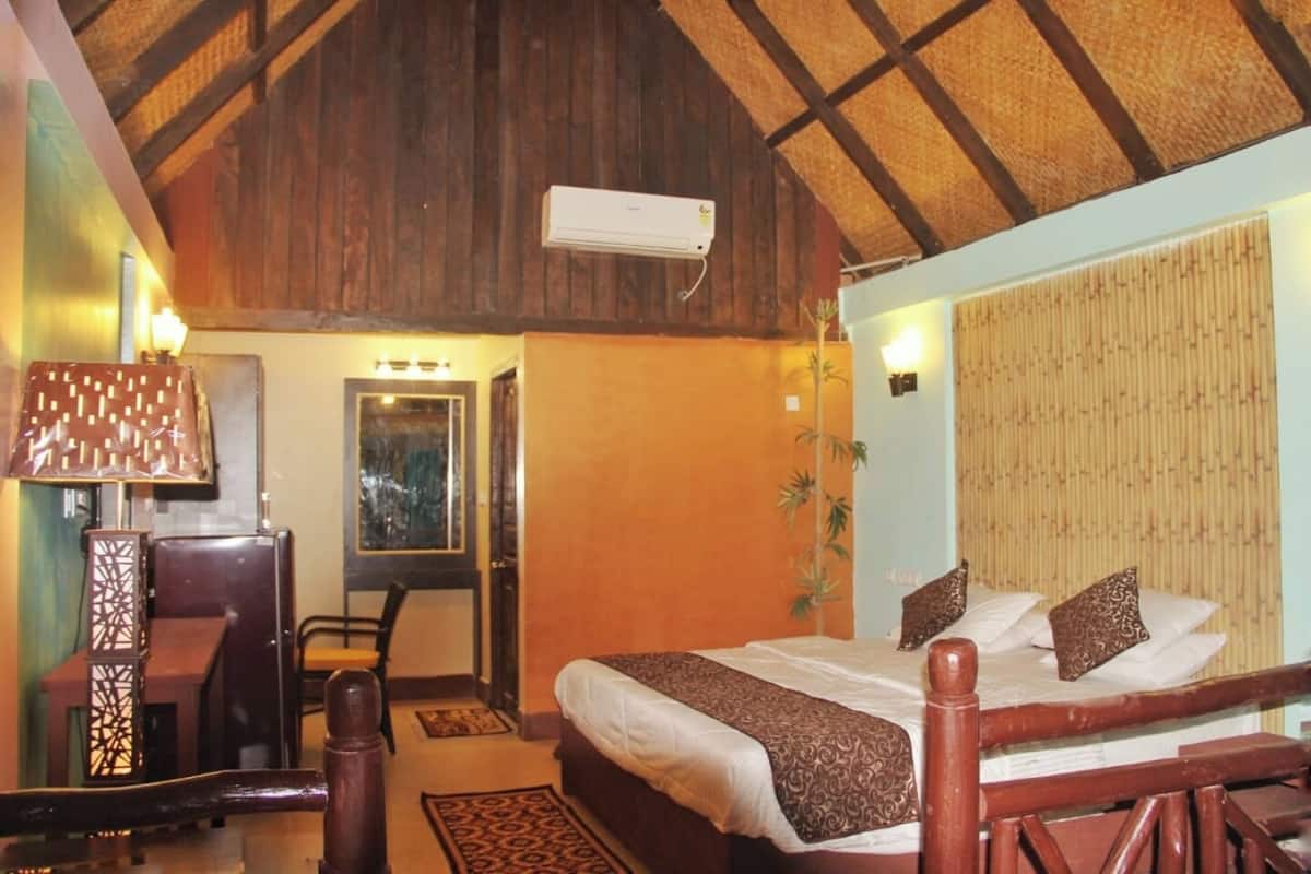 Una habitación con cama, escritorio, silla y lámpara.