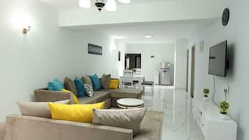 Business-Apartment | Wohnbereich | 24-Zoll-Smart-TV mit Digitalempfang