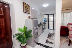 City-Apartment | Eigene Küche | Kühlschrank, Mikrowelle, Kochgeschirr/Geschirr/Besteck, Esstisch