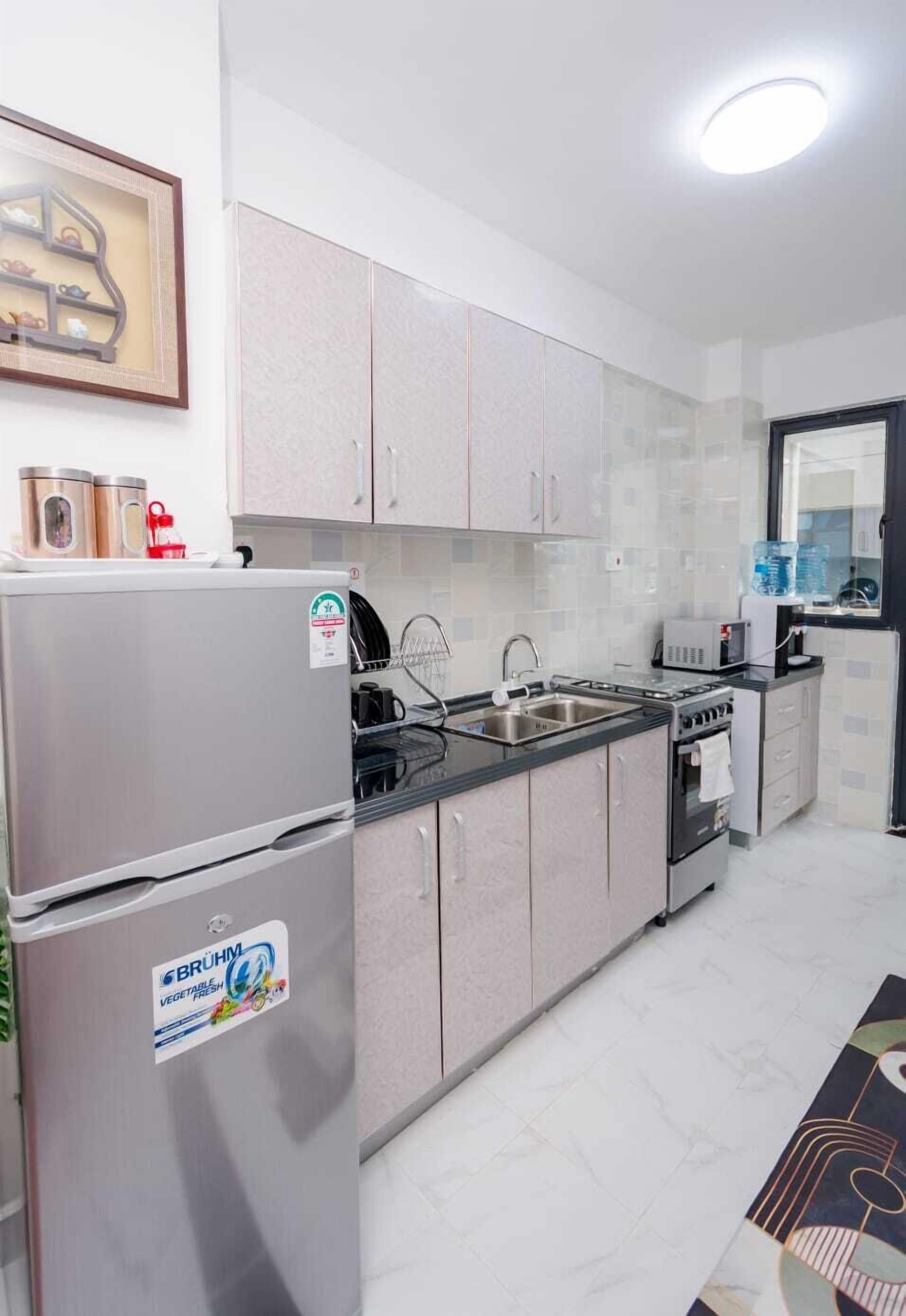 Una cocina moderna con electrodomésticos de acero inoxidable, un fregadero y armarios.