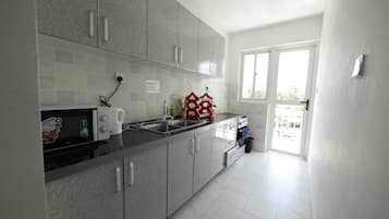 Business-Apartment | Eigene Küche | Kühlschrank, Mikrowelle, Kochgeschirr/Geschirr/Besteck, Esstisch