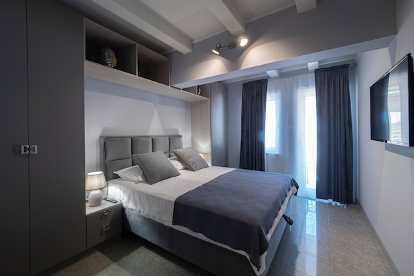 Comfort Duplex | Premium bedding, desk, soundproofing, iron/ironing board