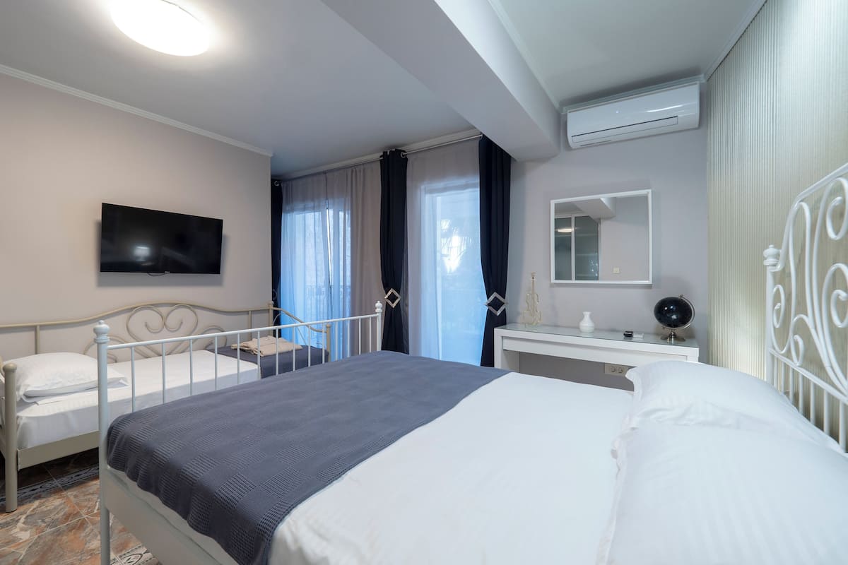 Estúdio básico | Roupas de cama premium, escrivaninha, quartos à prova de som
