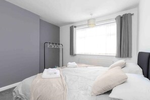 3 bedrooms, free WiFi, bed sheets - 3 Bedroom House with Private Driveway (Coventry)