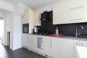 Fridge, microwave, oven, stovetop - 3 Bedroom House with Private Driveway (Coventry)