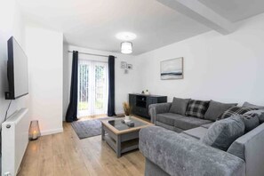 Smart TV - 3 Bedroom House with Private Driveway (Coventry)