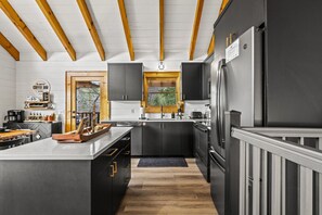 Fridge, microwave, oven, stovetop - Stay cozy at one of our most loved cabins! (Sevierville)