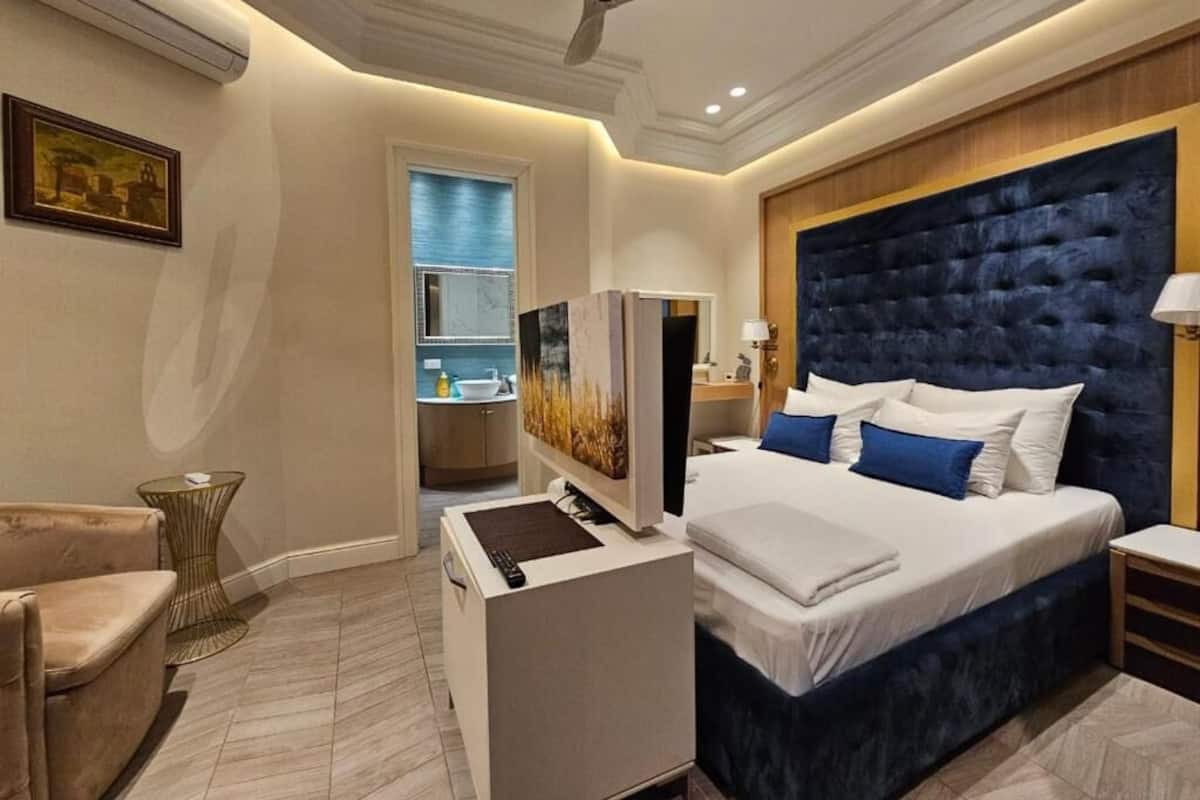 Premium bedding, desk, laptop workspace, free WiFi