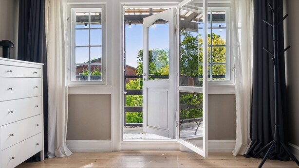 A room with a large open window, a white dresser, and a tripod stand. - Beautiful Villa, 150 m2 activity hall with tabletennis etc. outdoor 6 pers. spa (Taastrup)
