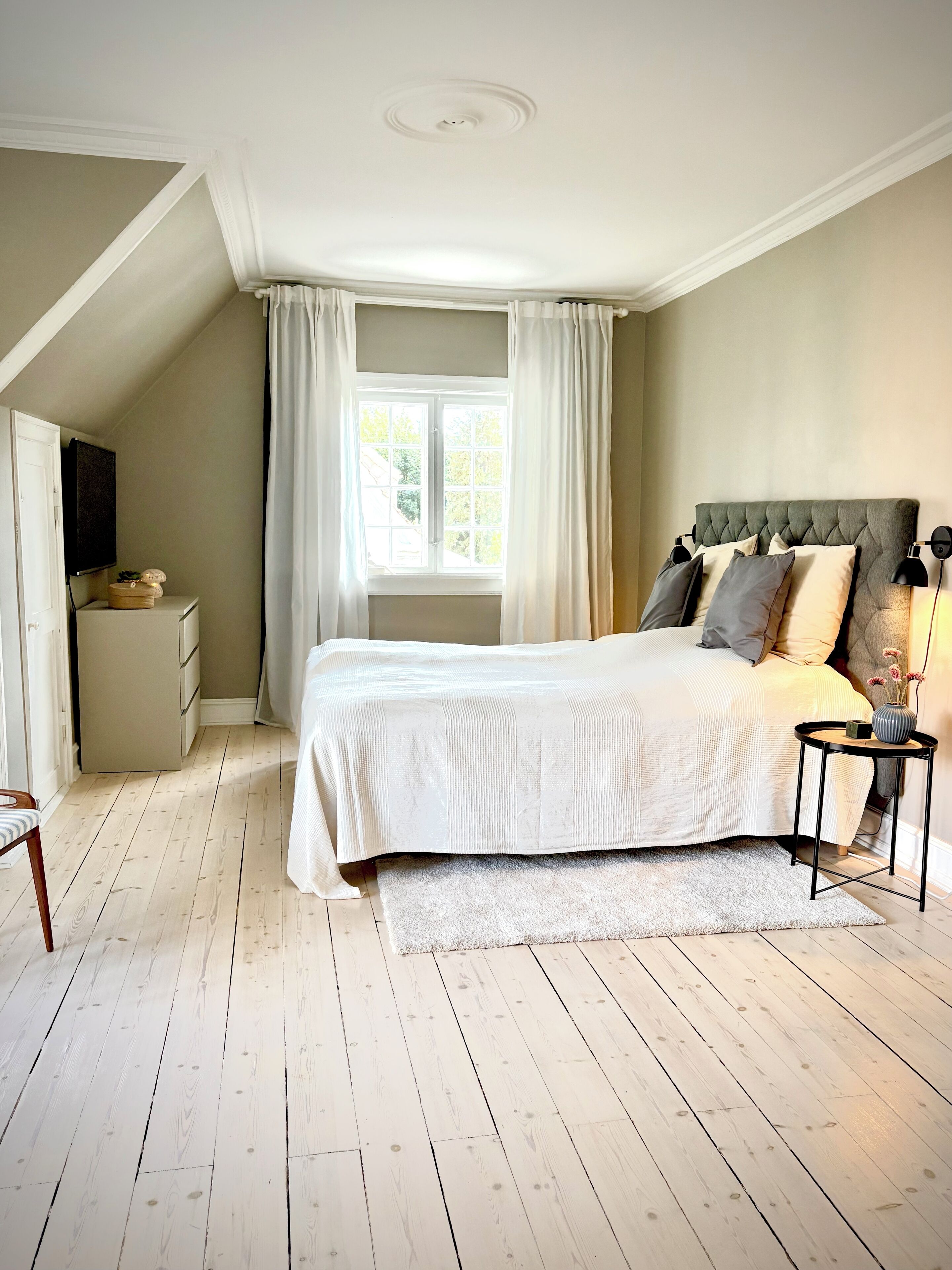 5 soverom, skrivebord, strykejern/-brett og reiseseng for barn