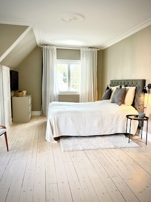 5 soverom, skrivebord, strykejern/-brett og reiseseng for barn