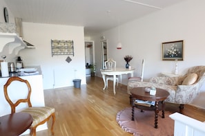 Estudio romántico, cocina, vistas al lago | Ropa de cama de alta calidad y colchones con acolchado adicional