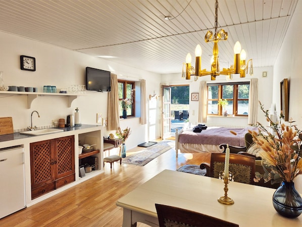 Estudio romántico, cocina, vista al lago | Ropa de cama de alta calidad y camas con pillow-top 
