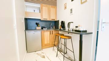 Køleskab, mikrobølgeovn, kaffe-/temaskine