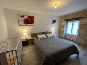 4 quartos, escrivaninha, ferros/tábuas de passar roupa, berço de viagem