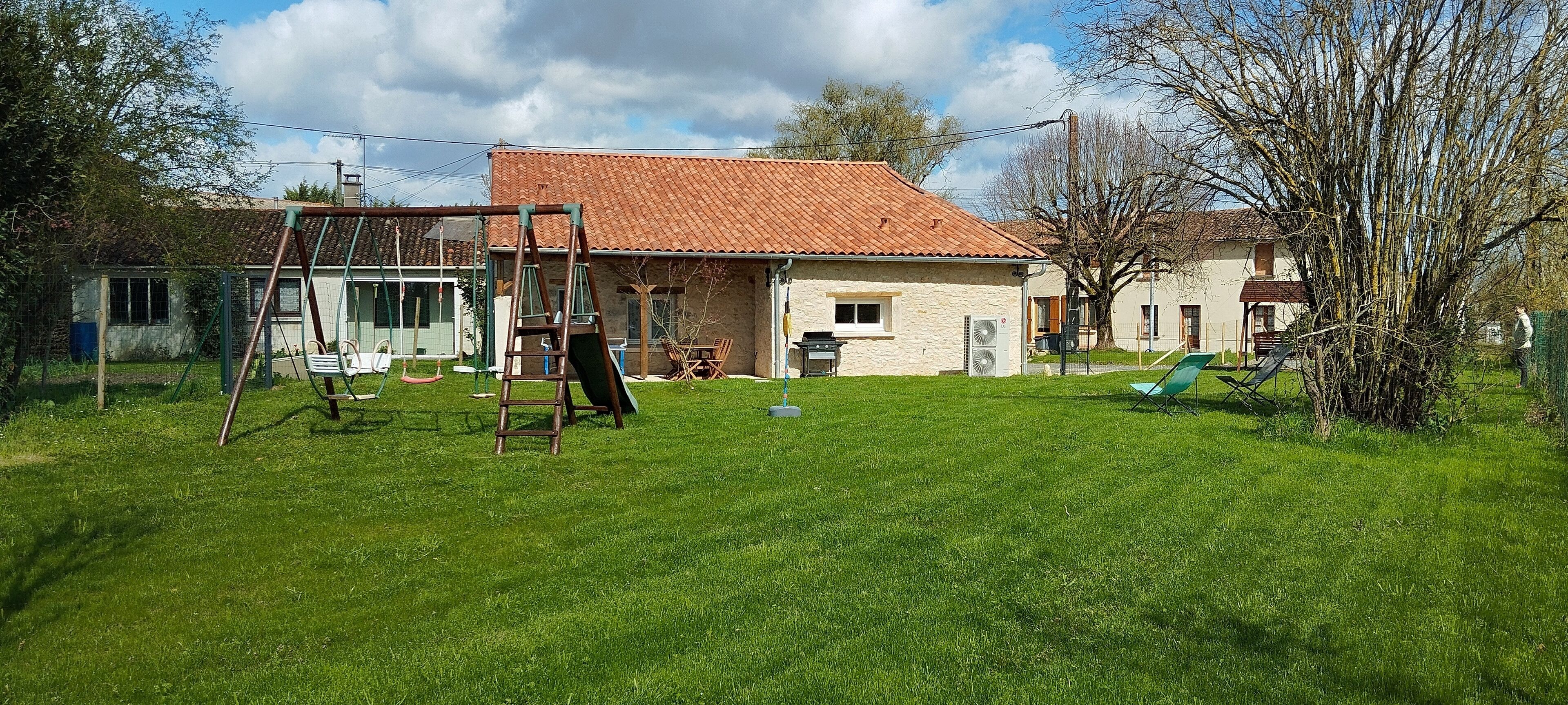 Il s’agit d’une propriété résidentielle dotée d’une cour arrière clôturée, d’une balançoire, d’une échelle et d’un petit espace patio.