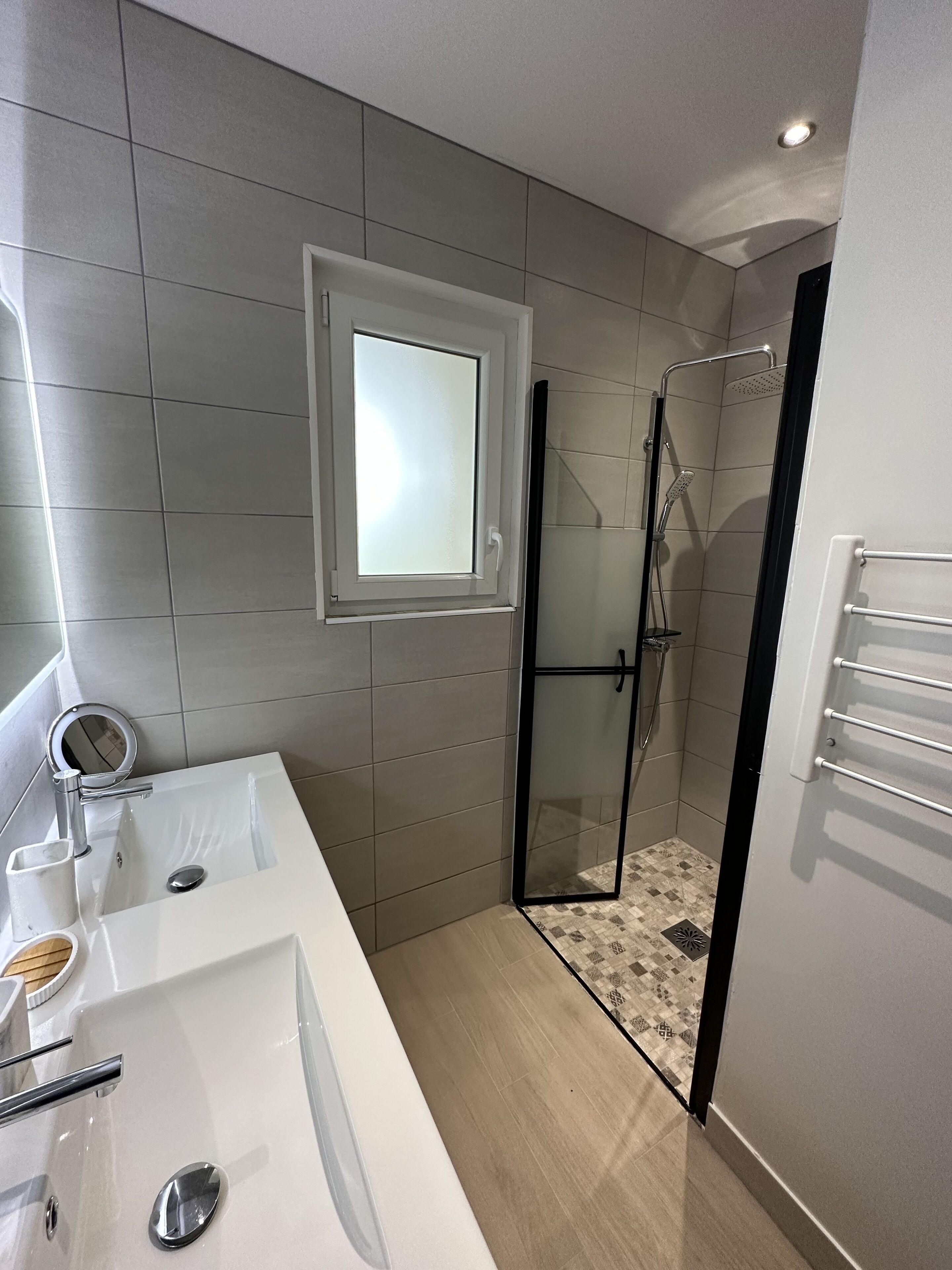 Douche, sèche-cheveux, serviettes fournies