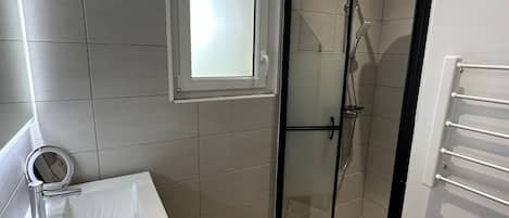 Douche, sĂšche-cheveux, serviettes fournies