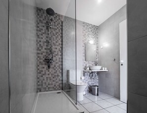 Dusch, hårtork, handdukar och tvål