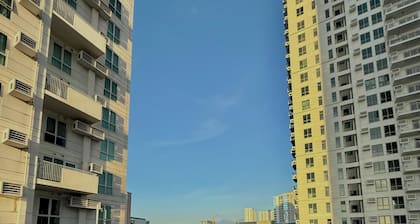Seme 1br at abreezaplace towers ! With WIFI with partition