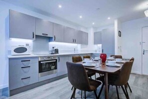 Fridge, microwave, oven, dishwasher - Luxury 2 bed flat in a new block in East Acton
 (London)