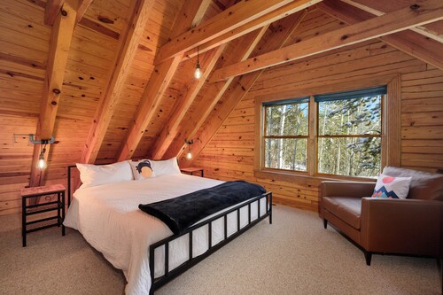 Authentic log cabin, large yard, private HT