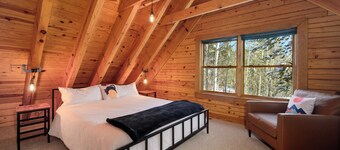 Authentic log cabin, large yard, private HT