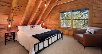 Authentic log cabin, large yard, private HT