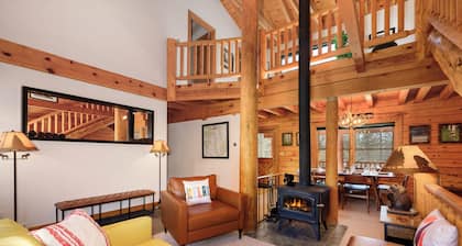 Authentic log cabin, large yard, private HT