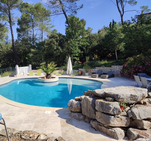 Spacious garden level in a quiet area close to tourist activities
