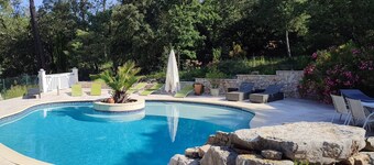 Spacious garden level in a quiet area close to tourist activities
