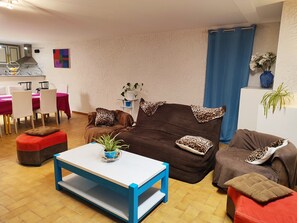 TV, tavolo da calcetto, libri